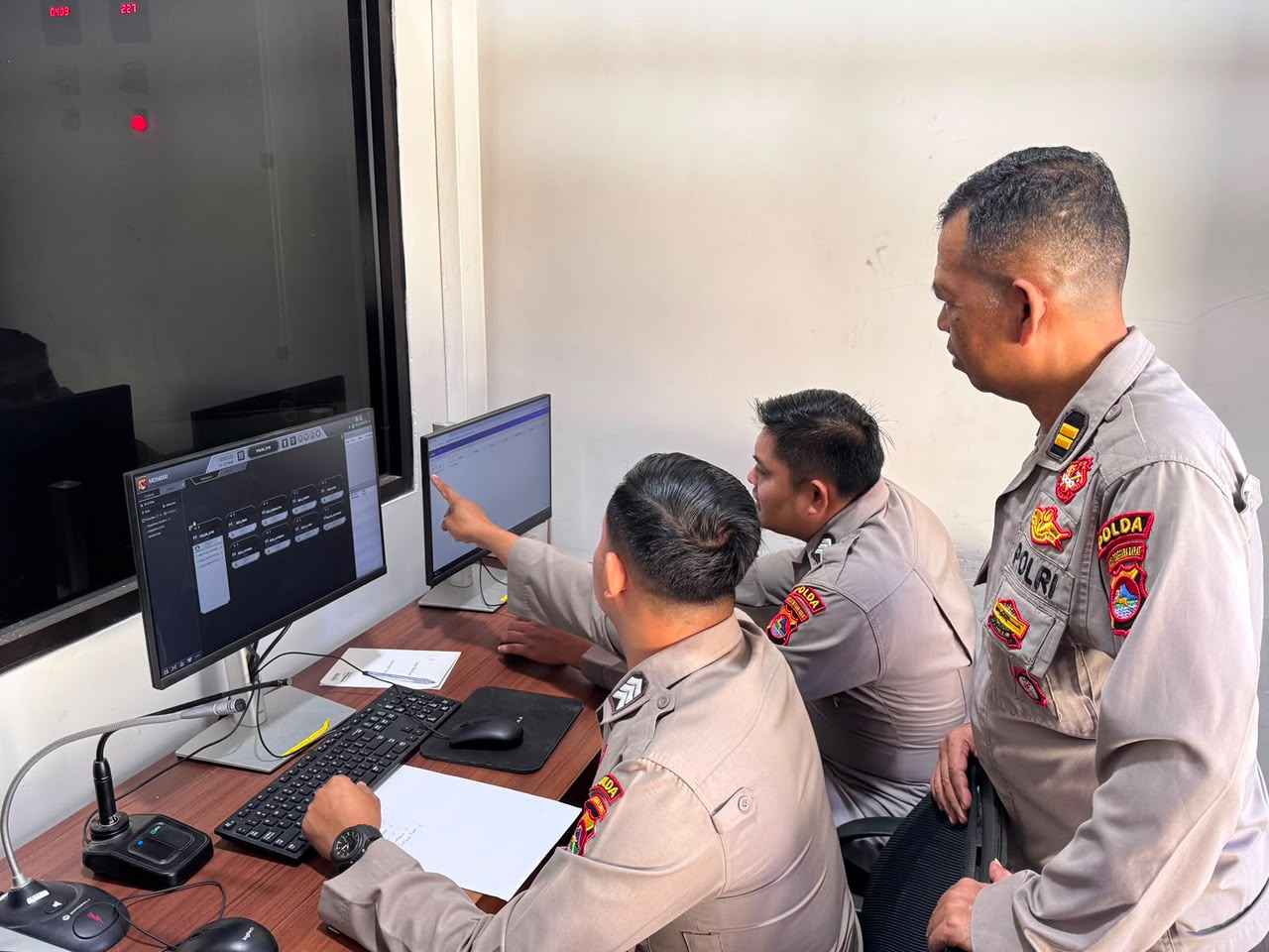 Dukung Patroli Rinjani Presisi, Personel Bid TIK Polda NTB Pantau Jalur Komunikasi Radio di MSO